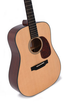 Sigma Guitars DM-18+ kast