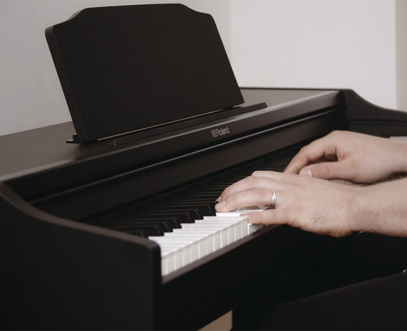 Roland RP102 digitale piano spelen