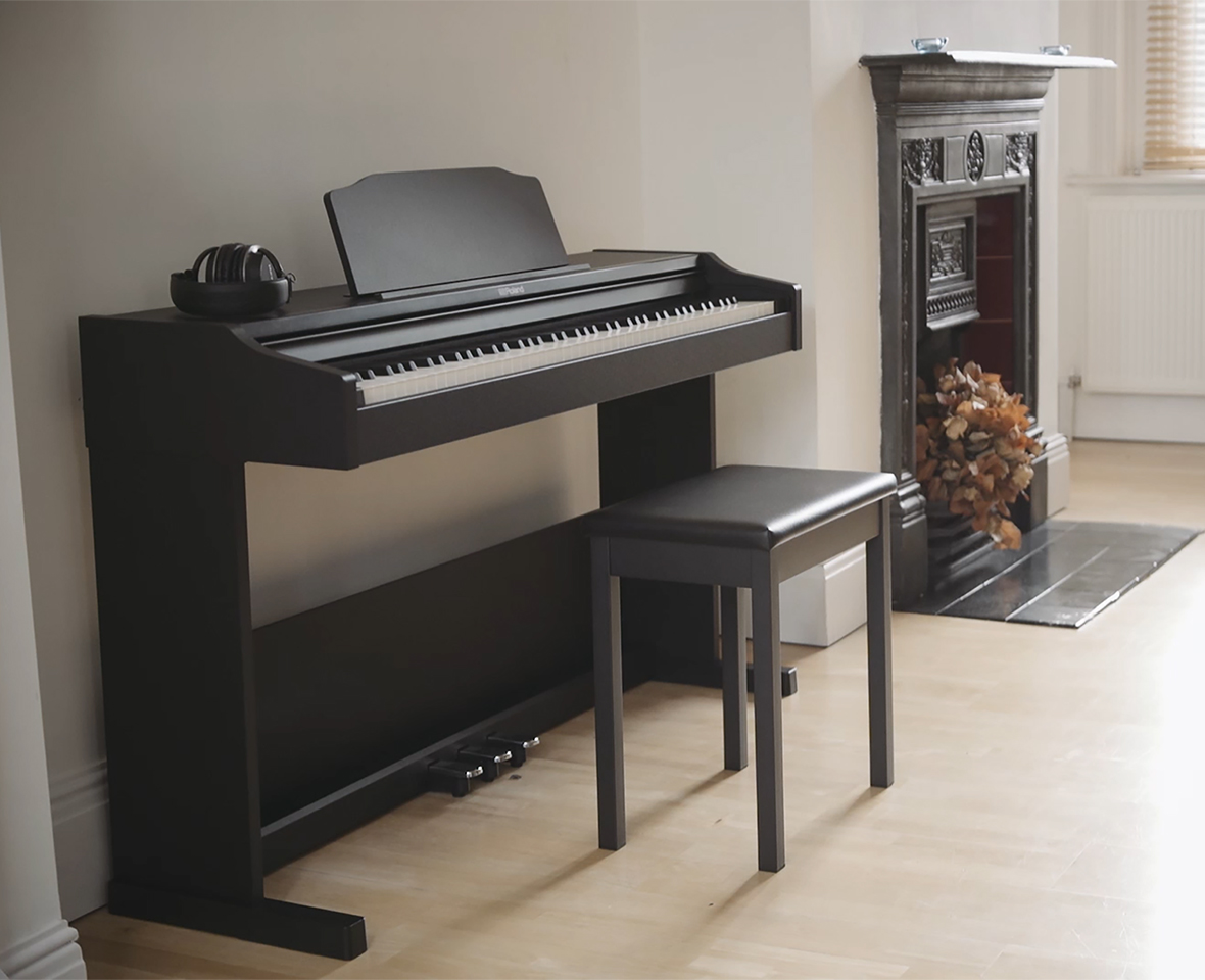 Roland Piano RP102 compacte behuizing