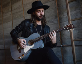 Art & Lutherie Roadhouse Q-Discrete parlour gitaar Denim Blue SG