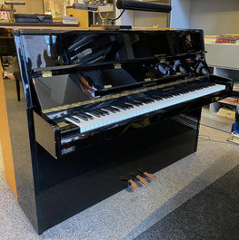 VERKOCHT: Samick SU-108P zwart hoogglans piano