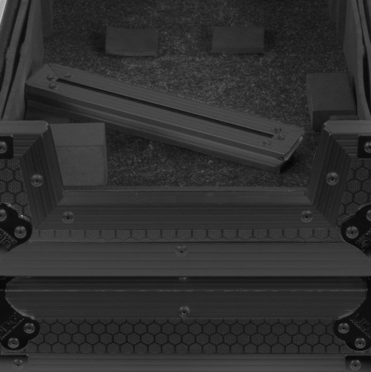 Ultimate Flight Case Denon DJ SC Live 4 Black Plus (Wheels) — UDG
