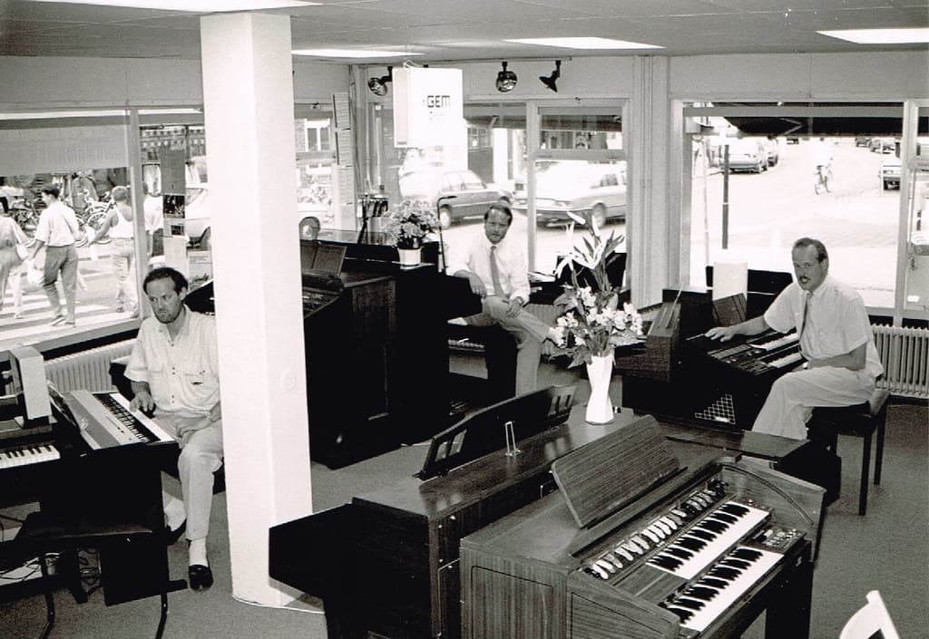 Kees, Gert en Dick van Vliet in de muziekwinkel aan de Rijnstraat in Woerden, eind jaren 80