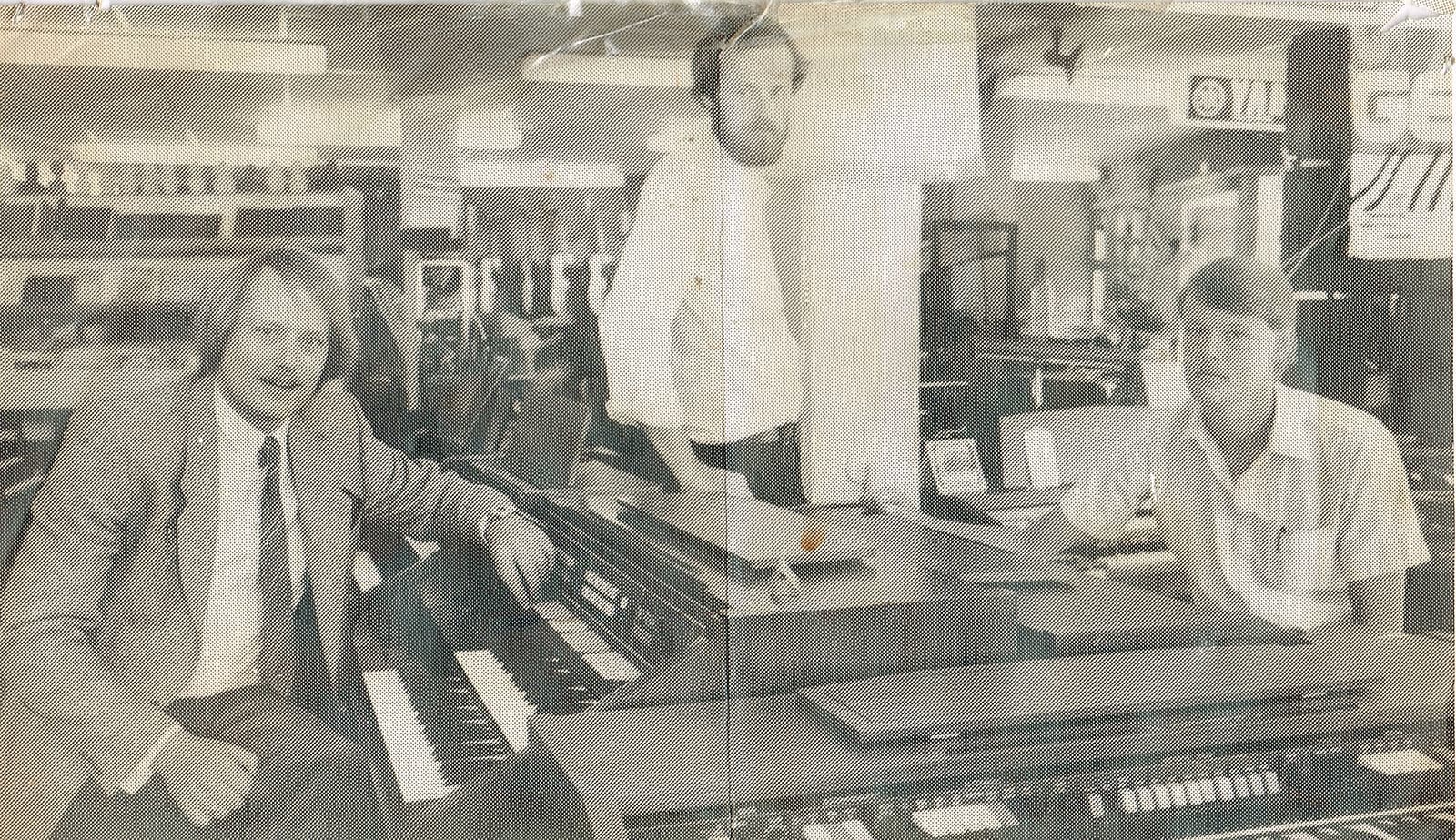 Historische krantenfoto van Gert, Kees en Dick van Vliet in de winkel aan de Rijnstraat in Woerden