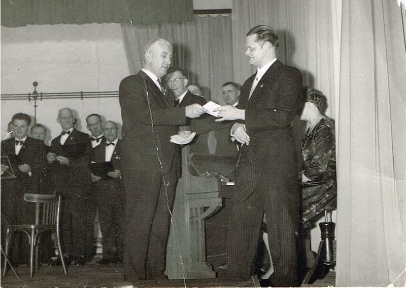 Vader Van Vliet, rechts op de foto, grondlegger van Van Vliet Muziek en de eerste Woerdense Muziekschool