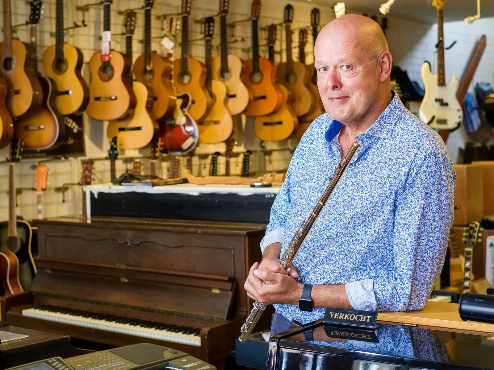 Dick van Vliet in de muziekwinkel in Woerden